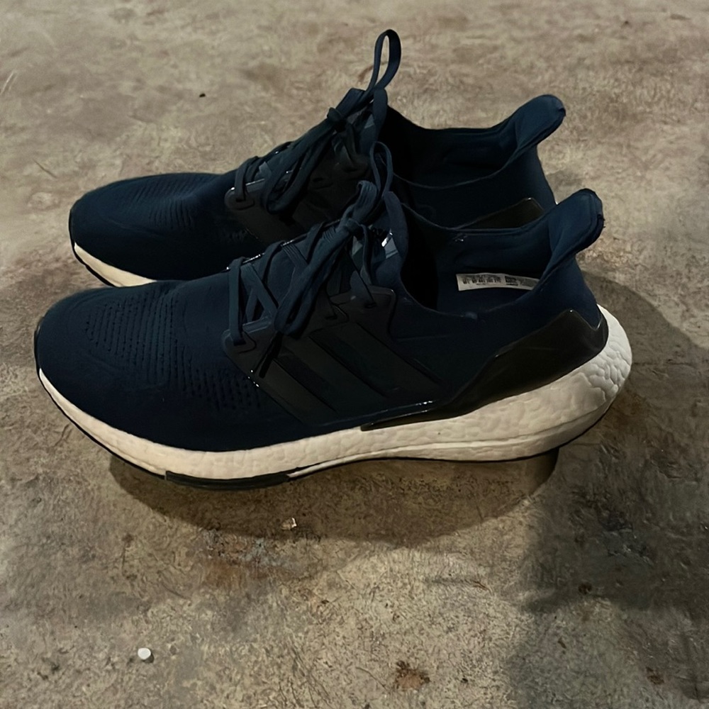 Adidas Ultraboosts 22 University Navy Size 10
